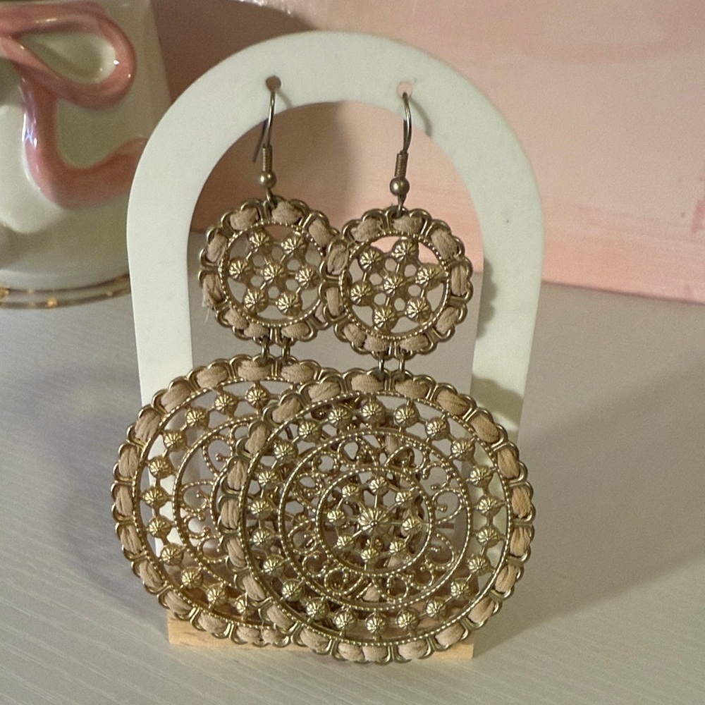 Elegant Gold Filigree Earrings - Picture 3 of 3